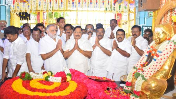 தமிழக அரசு சார்பில் மரியாதை 