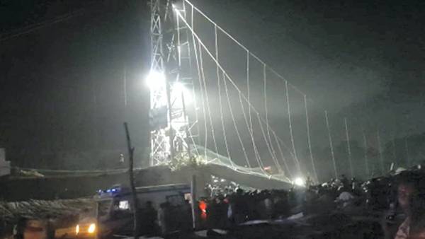 ஆற்றுக்குள் விழுந்த மக்கள் 