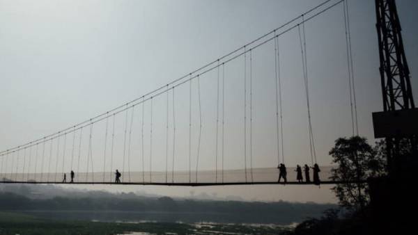 பாலத்தில் குதித்தனர் 