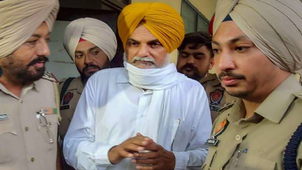 நாட்டைவிட்டு வெளியேறுவேன் 