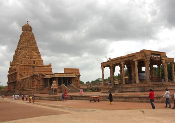 பிரகதீஸ்வரர் கோவிலை கட்டியவர் 