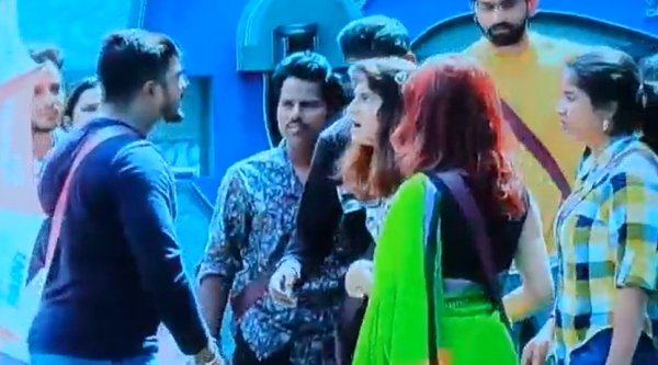 செருப்பை கழட்டிய ஆயிஷா