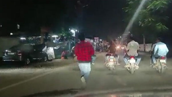 பைக்கில் கைகளை கட்டி.. பைக்கில் கைகளை கட்டி..