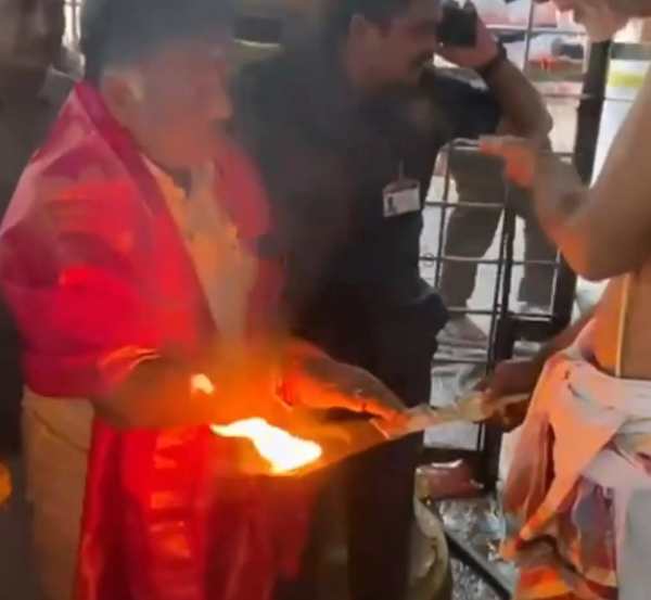 சைகை செய்த புரோகிதர் 