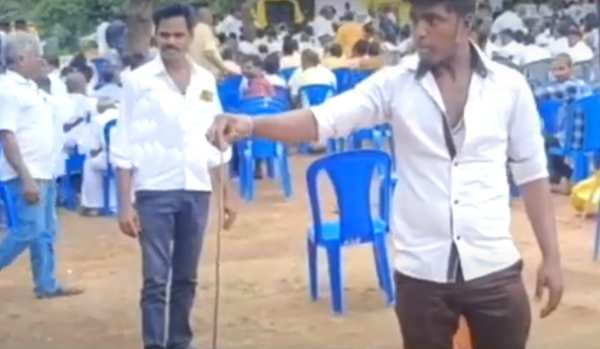 கூட்டத்திற்குள் பாம்பு கூட்டத்திற்குள் பாம்பு
