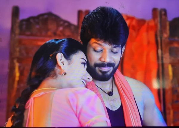 முதல் நாளிலே ரொமான்ஸ் 