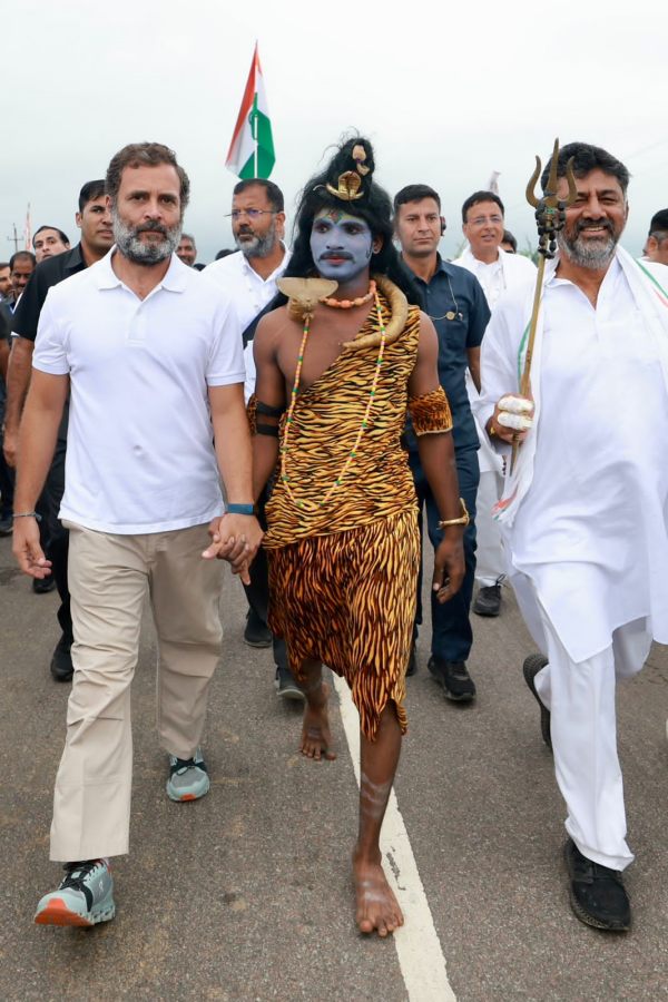  சிவன்-அனுமனுடன் ராகுல் 