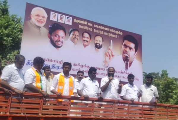அமைச்சரிடம் திட்டு வாங்கும் போலீஸ் அதிகாரிகள் 