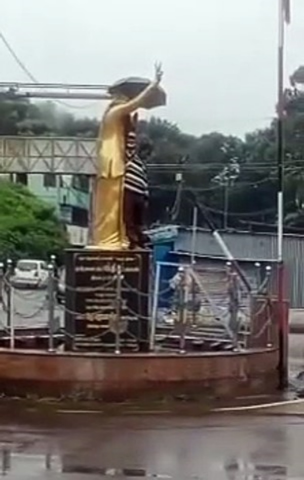 குடைக்குள் எம்ஜிஆர் குடைக்குள் எம்ஜிஆர்