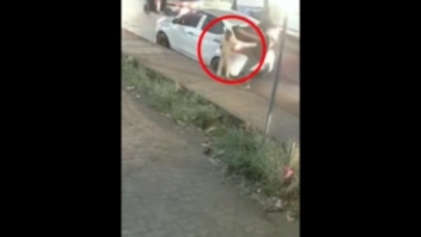 எட்டி உதைத்த இளைஞர்..