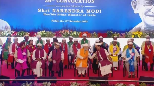 பட்டம் வழங்கிய மோடி பட்டம் வழங்கிய மோடி