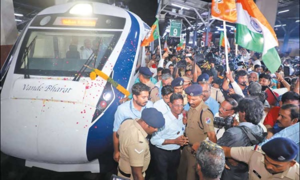 வந்தே பாரத் ரயில் முன்பு செல்பி வந்தே பாரத் ரயில் முன்பு செல்பி