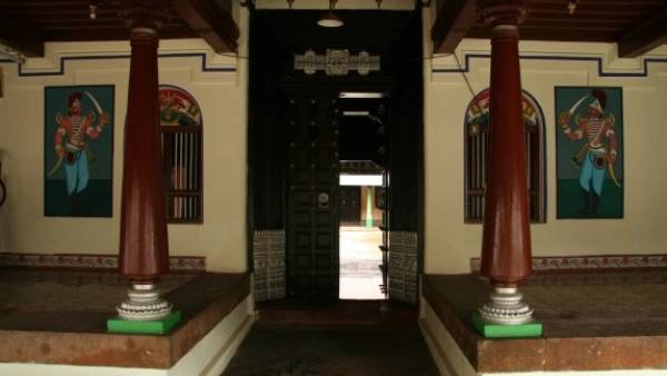 வாசல்படியில் அமராதீர்கள்