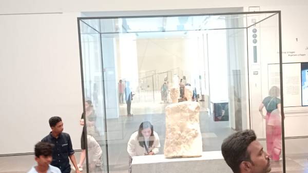 ஆர்வத்துடன் சுற்றிப் பார்த்த