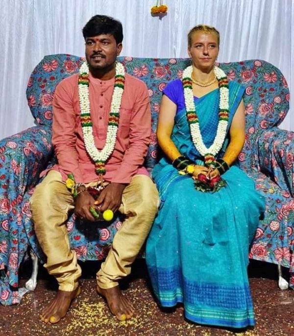 ஹம்பிக்கு சுற்றுலா வந்தனர் ஹம்பிக்கு சுற்றுலா வந்தனர்