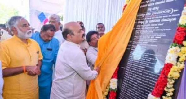 விவேகானந்தர் காவி உடைதான் உடுத்தியிருந்தார்