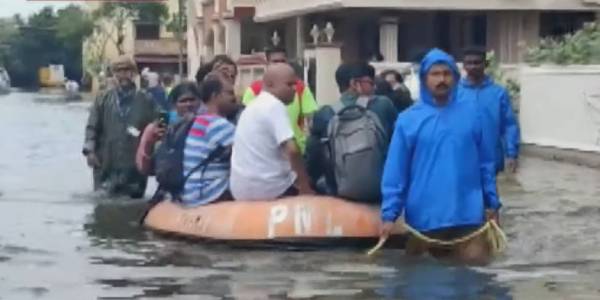  படகுகளில் மீட்பு