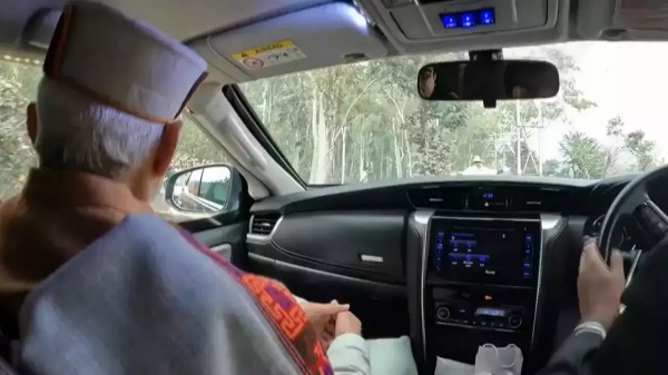 காரில் சென்ற மோடி