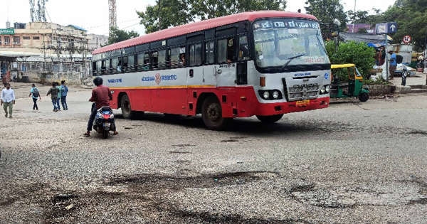 லேப்டாப் வைத்திருந்த பயணி 