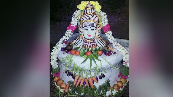 சிவபெருமானுக்கு அபிஷேகம்