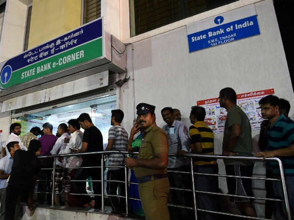 ஏ.டி.எம் வாசல்களில் காத்திருந்த மக்கள் 