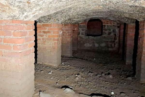  200 மீட்டர் தூரத்தில் பெரிய சுரங்கம் 