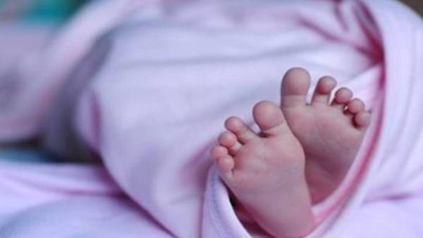 குழந்தையை தனியாக விட்டு..