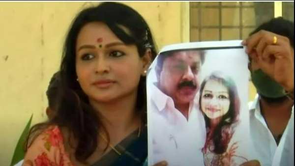  காருக்குள் நடிகை