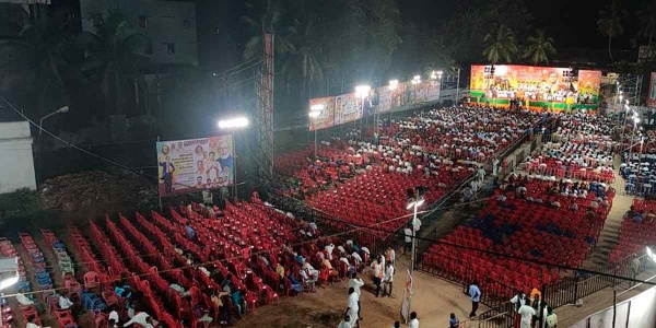 காலியாக கிடந்த சேர்கள்