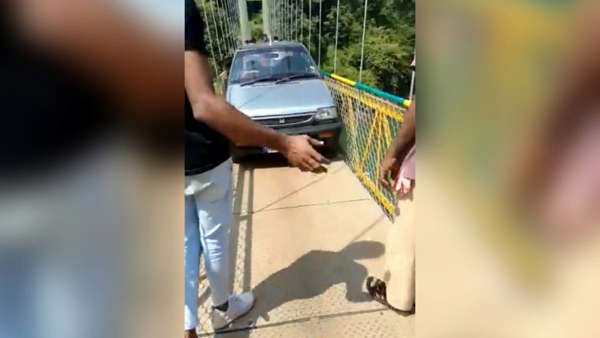 கர்நாடகாவில் அதிர்ச்சி வீடியோ கர்நாடகாவில் அதிர்ச்சி வீடியோ