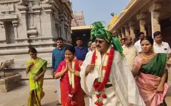 தினகரன் குடும்பத்தினரோடு
