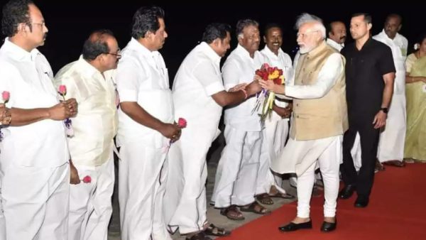 இருவரையும் அருகருகே 
