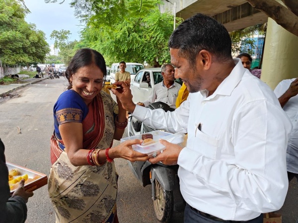 இனிப்பூட்டி வரவேற்ற வன்னி அரசு