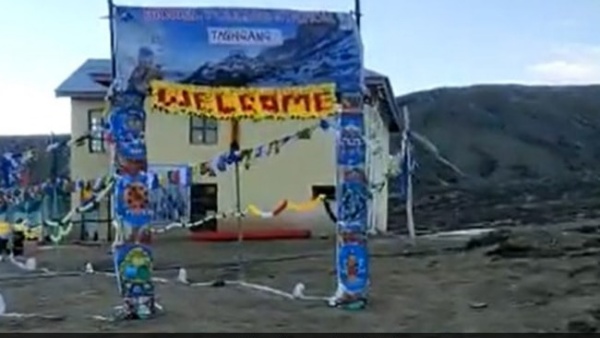 உயரமான இடத்தில் வாக்குச்சாவடி உயரமான இடத்தில் வாக்குச்சாவடி