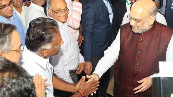  கைகுலுக்கிய அமித்ஷா 