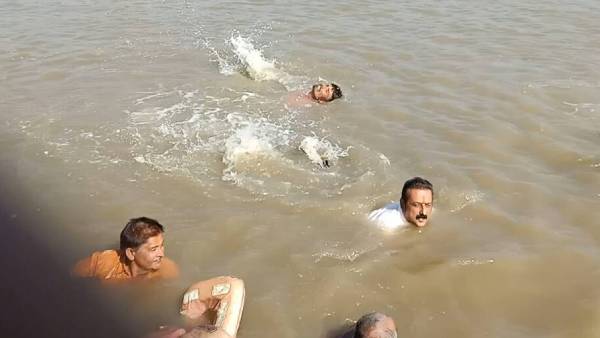 300 மீட்டர் நீந்தி கரை சேர்ந்தனர் 300 மீட்டர் நீந்தி கரை சேர்ந்தனர்