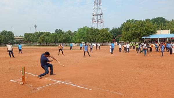 கிரிக்கெட் விளையாடிய கலெக்டர் 