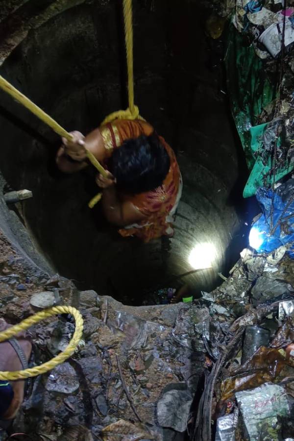 மீட்ட தீயணைப்பு துறை மீட்ட தீயணைப்பு துறை