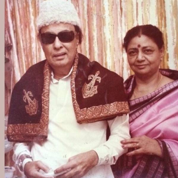 எம்.ஜி.ஆர் - ஜானகி சிலைகள் எம்.ஜி.ஆர் - ஜானகி சிலைகள்