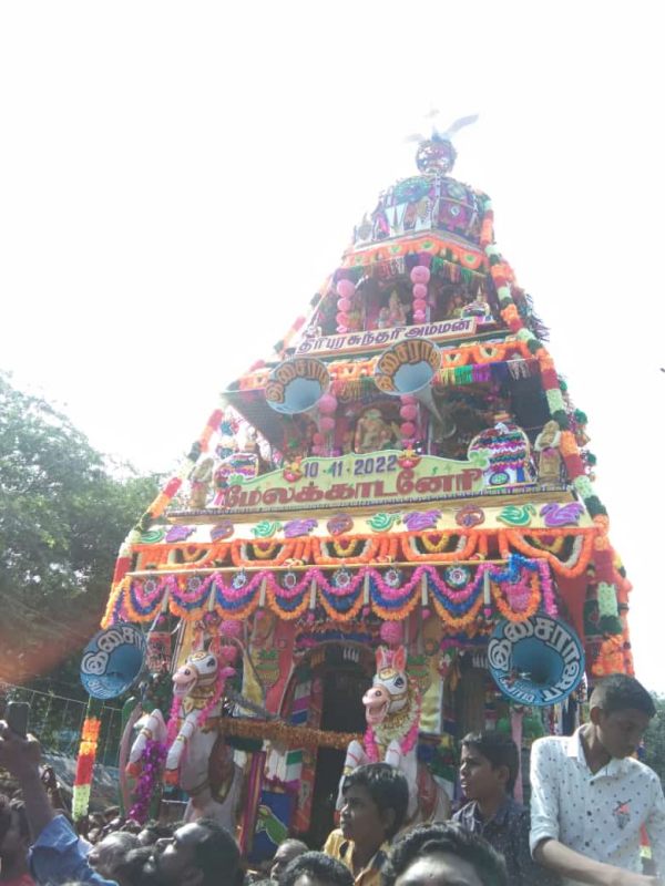  மழையிலும் தொடர்ந்த அலங்காரம்