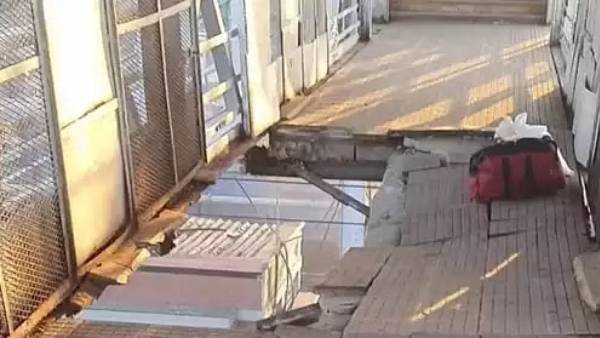 உடைந்த நடை மேம்பாலம் உடைந்த நடை மேம்பாலம்