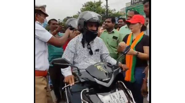  போக்குவரத்து போலீஸ்