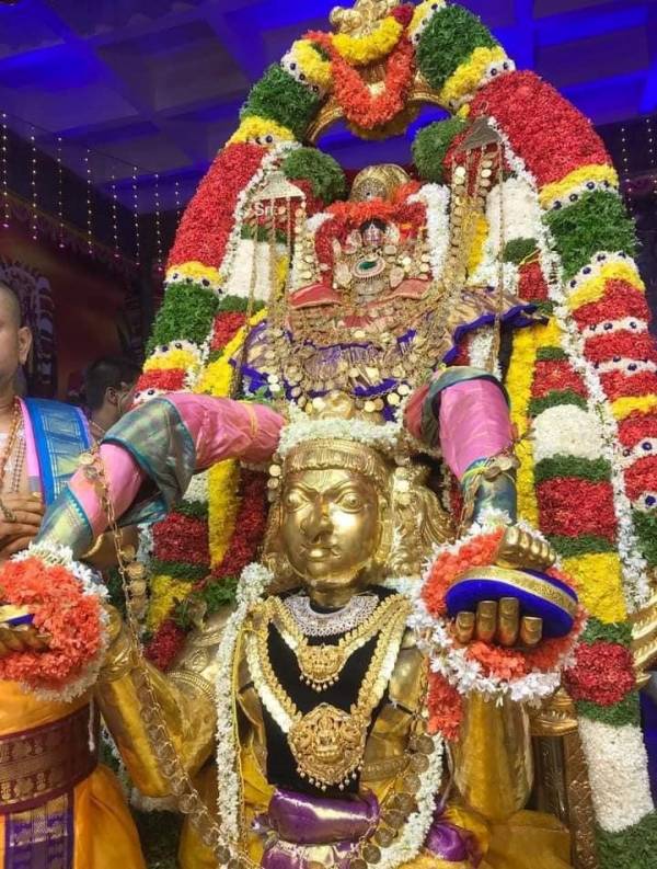 தங்க பாதங்கள் அணிந்த தயார் 