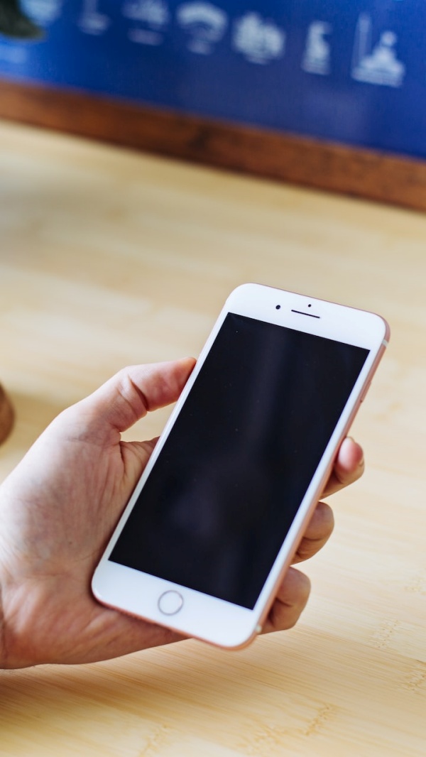 செல்போனை கொடுத்துவிட்டு..