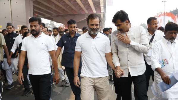 கவனமாக கேட்ட ராகுல் கவனமாக கேட்ட ராகுல்