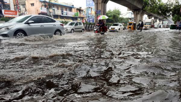 சாலைகளில் மழைநீர் 