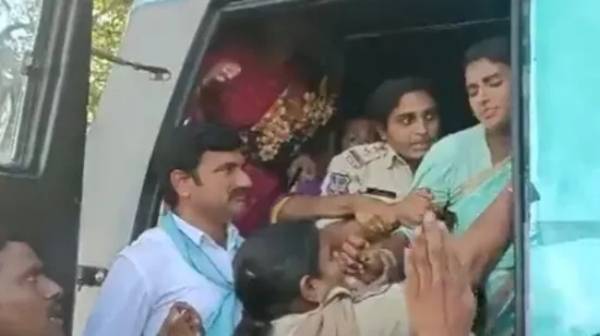  காரோடு தூக்கிய போலீஸ் 