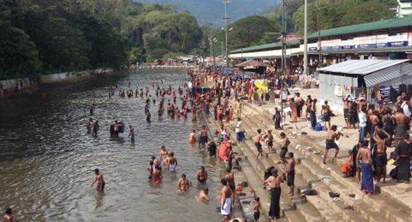 ஆற்றில் இறங்கி குளிக்கும் பக்தர்கள்