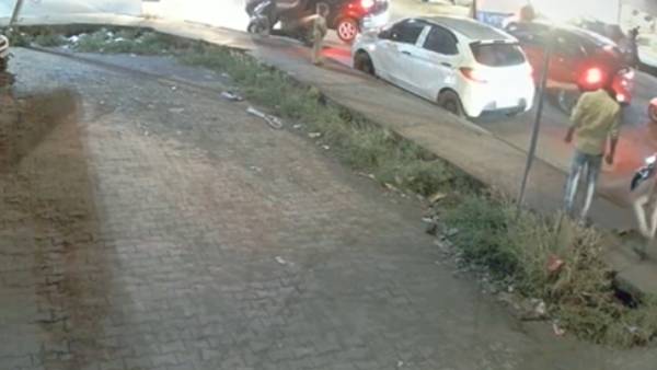 உலகில் உலாவும் 'அற்ப' மனிதர்கள்..