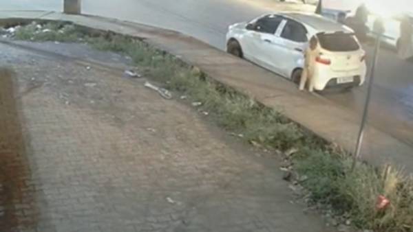 கார் மீது சாய்ந்த ஏழை சிறுவன்..